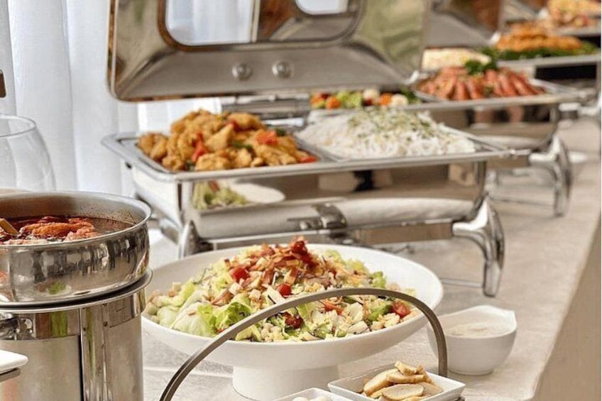 Een buffet met diverse gerechten, waaronder salades, rijst en vlees. 2
