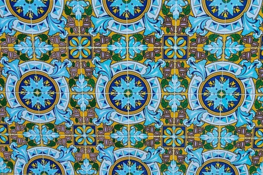Azulejo con diseños en azul, amarillo y verde. 3