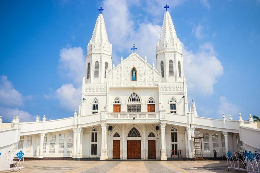 Una iglesia grande y blanca con dos torres y una cúpula central. 1