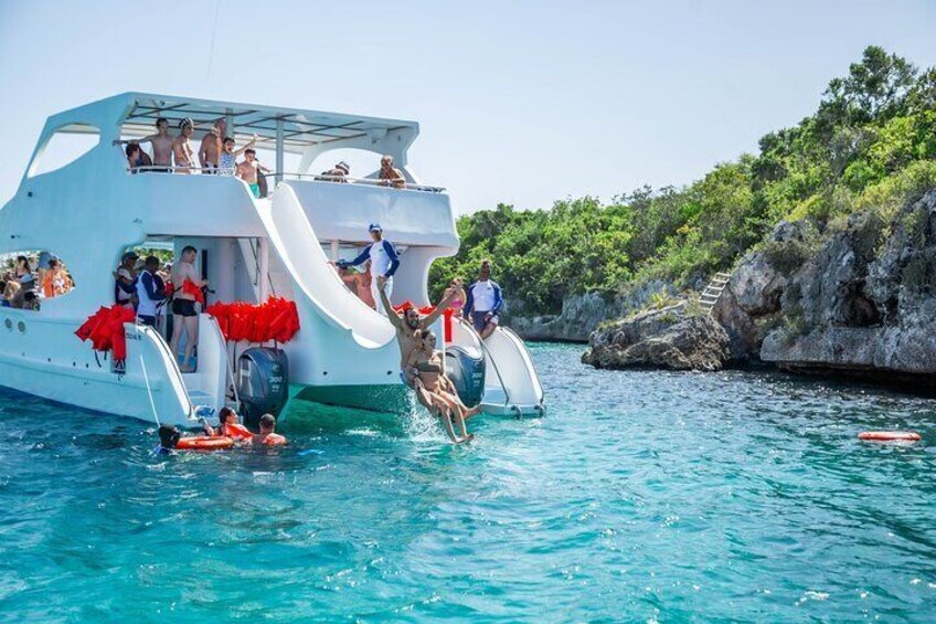 Ein weißes Boot mit einer Rutsche und Menschen, die das Wasser genießen. 4