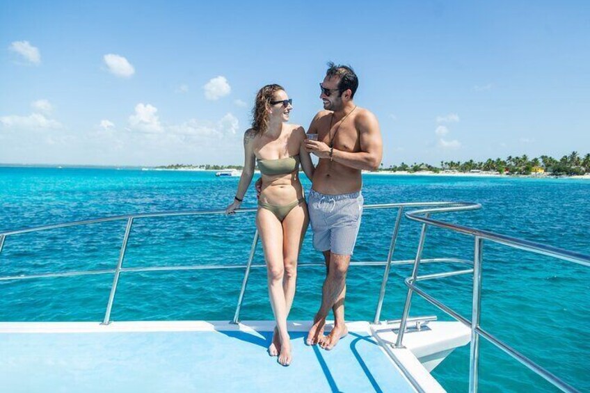 Ein Paar auf einem Boot bei türkisfarbenem Wasser und blauem Himmel. 5