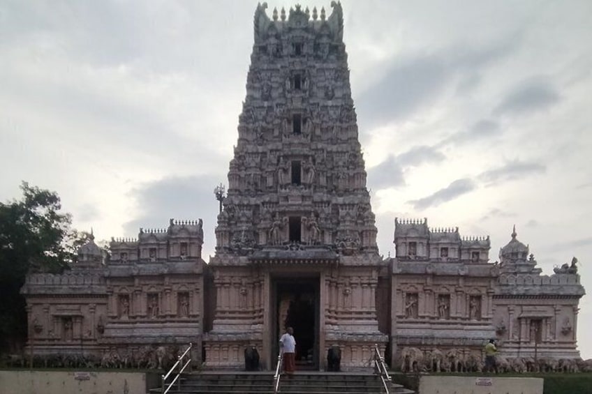 Un tempio con un'alta e elaborata torre e decorazioni scolpite. 2