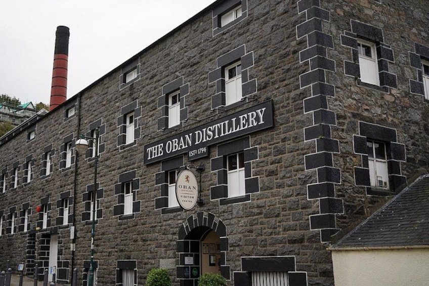 Un edificio con il cartello 'The Oban Distillery' e un cartello più piccolo con 'OBAN Distillery' sotto. 3