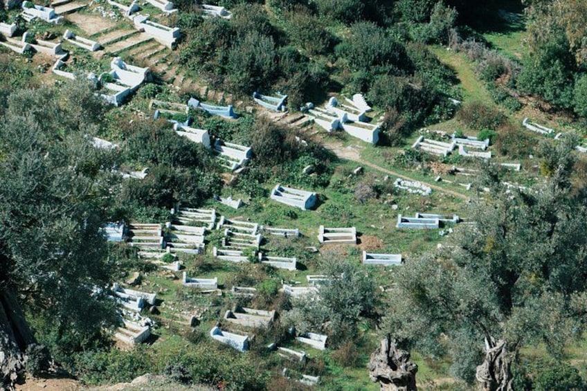 Vue aérienne d’un cimetière avec de nombreuses pierres tombales et des tombes. 5
