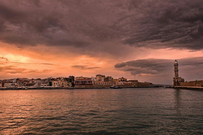 Une ville côtière avec des bâtiments, un phare et un ciel au coucher du soleil. 3