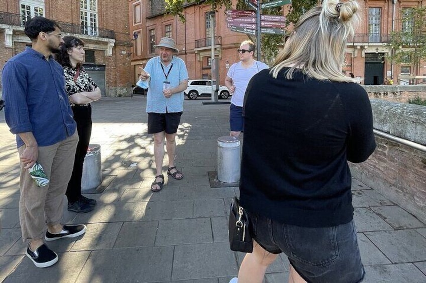 Un gruppo di persone che si parla su un marciapiede. 4