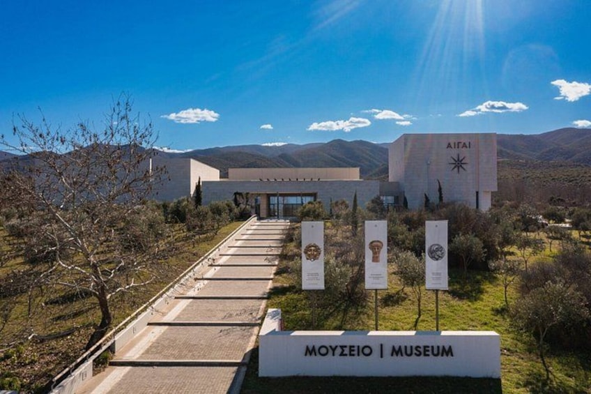 La entrada al Museo Moyteio, con cielo despejado y montañas al fondo. 2
