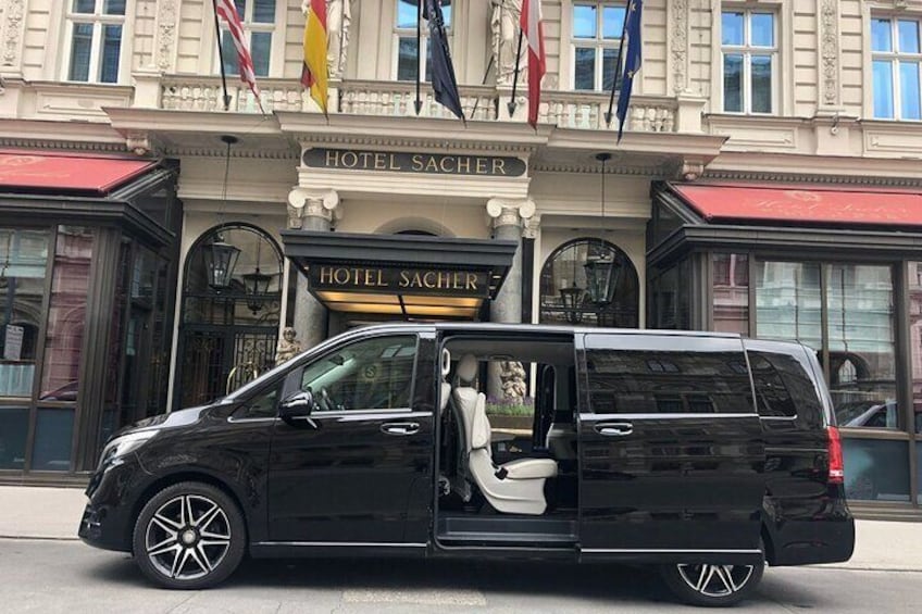 En sort varevogn parkeret foran Hotel Sacher. 1