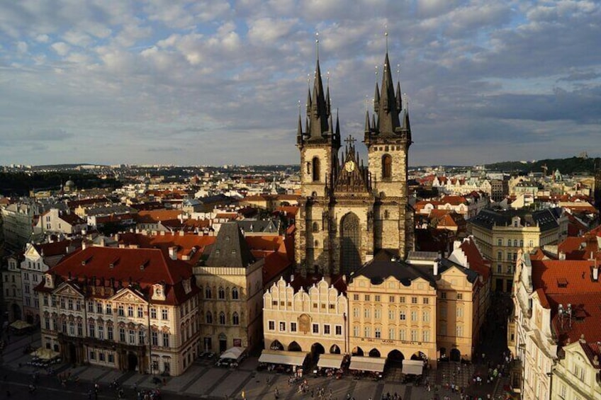 Un paysage urbain d’importance historique, dominé par une église remarquable avec deux flèches jumelles et un grand clocher. 1