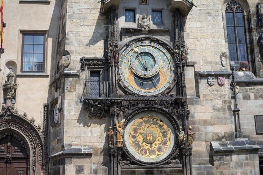 Un bâtiment historique doté d’une grande horloge décorative et d’éléments ornementaux. 4