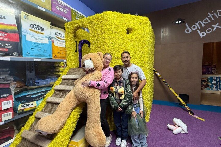 Una gran escultura de oso de peluche, una escalera y una caja para donaciones. 4