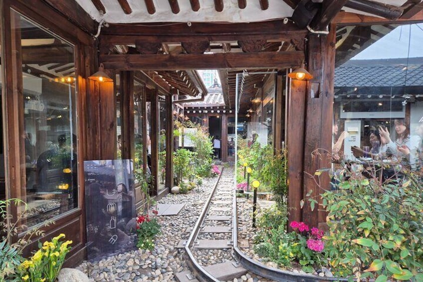 Ikseondong Cafe Street 4
