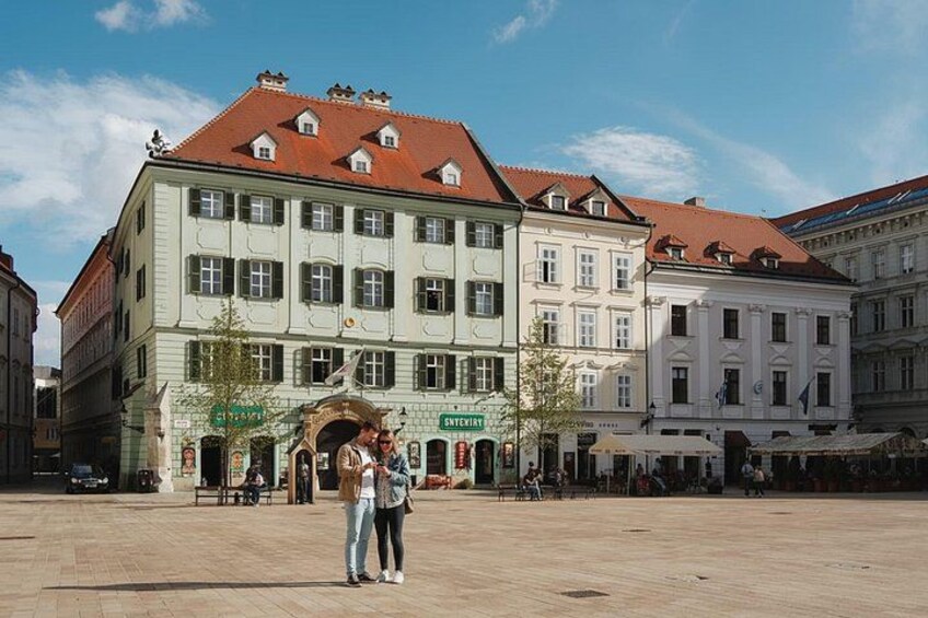 En historisk byggnad med ett rött tak, en stor valvöppning och en skylt med texten ”Hotell”. 2