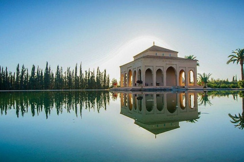 Un edificio con arcos y su reflejo en el agua. 3