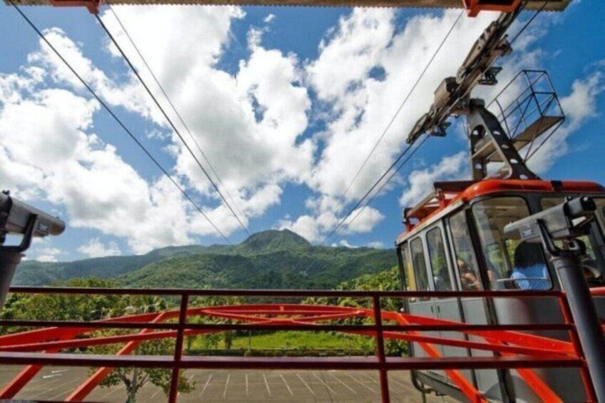 Eine Seilbahn vor einer gebirgigen Landschaft. 4