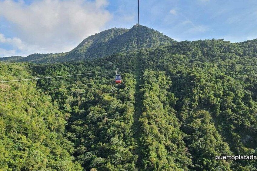 Eine Seilbahn in den Bergen mit dichtem Wald. 3
