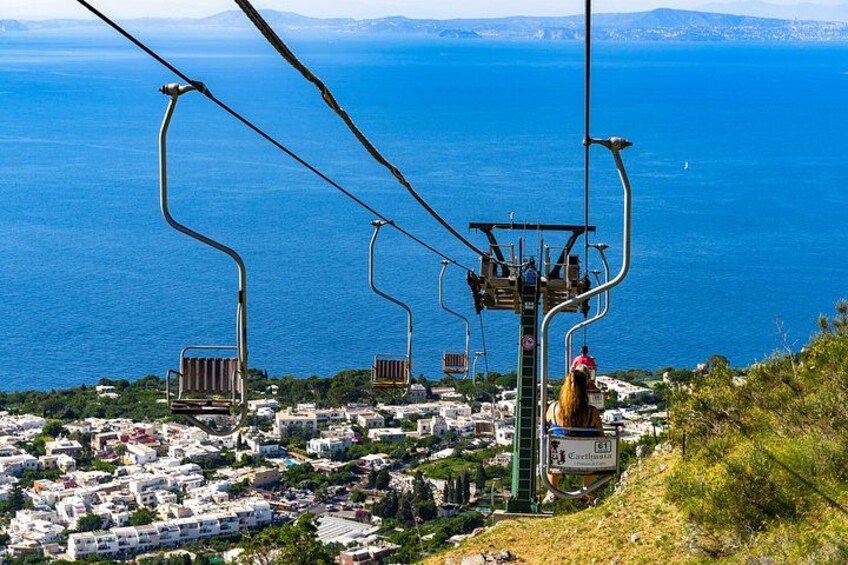Un sistema de teleférico con vistas a un pueblo costero y al mar. 3