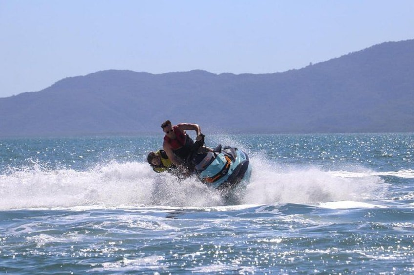 Une personne pratiquant le jet-ski sur une étendue d’eau, avec des montagnes en arrière-plan. 5