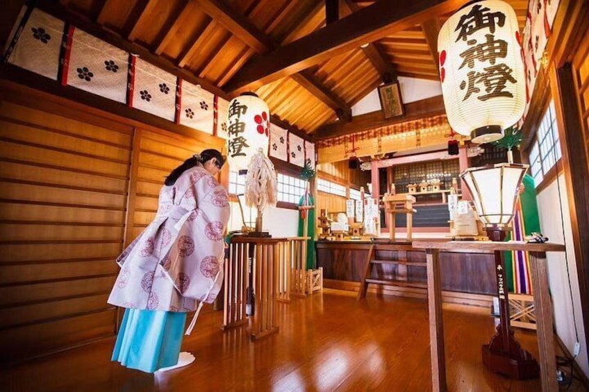 Un intérieur japonais traditionnel avec des planchers en bois, des tatamis et une personne portant un kimono. 4