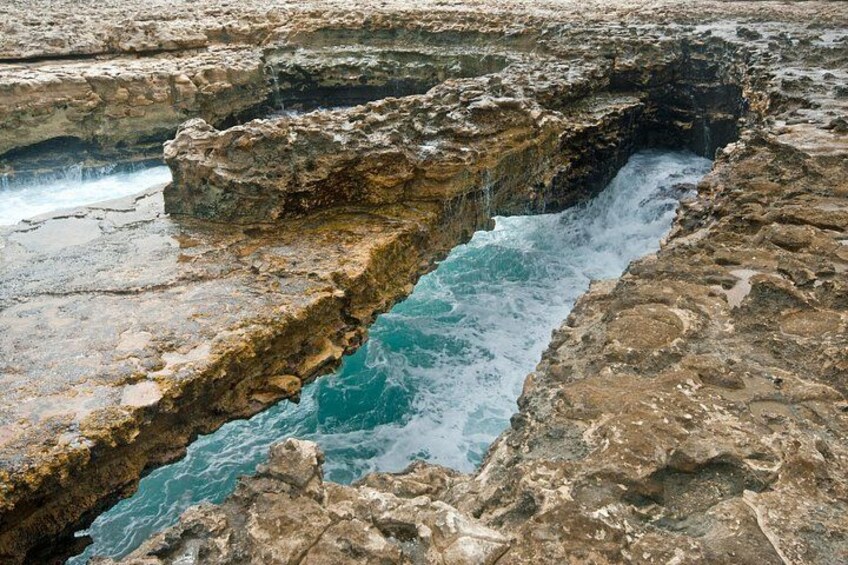 Un paisaje costero rocoso con un estrecho canal de agua. 2