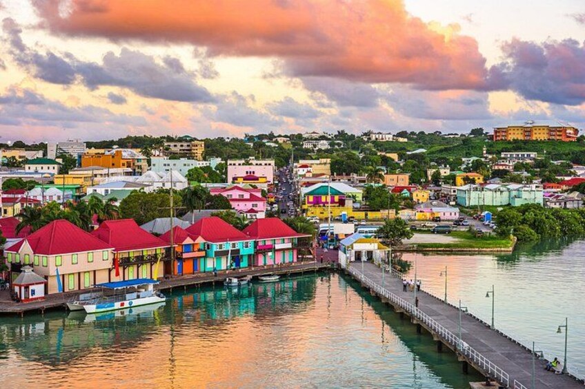 Un pueblo costero con edificios coloridos, un muelle y un frente marítimo tranquilo. 4