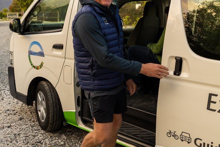 Iemand opent de deur van een bestelwagen. 4