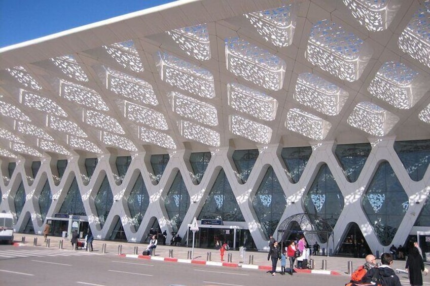 Un bâtiment moderne doté d’une façade géométrique et de grandes fenêtres. 1
