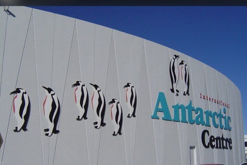 Das Internationale Antarktis Zentrum mit Silhouetten von Pinguinen und dem Schriftzug des Gebäudes. 4