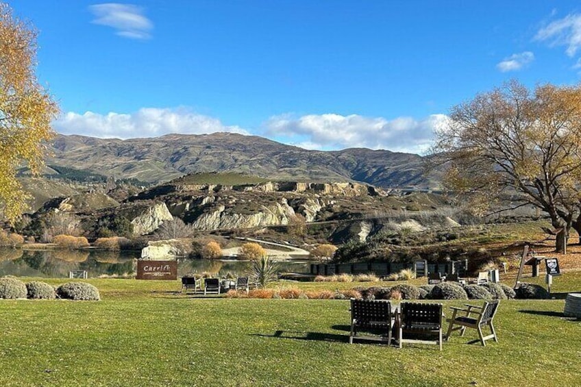 Un parco con un lago, panchine e un cartello con su scritto 'Cavern'. 1