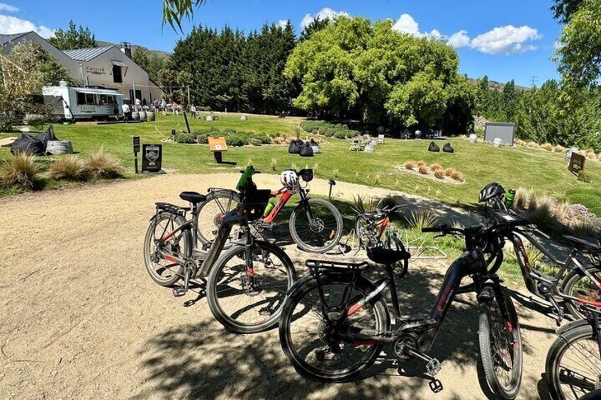 Un sentiero sterrato con biciclette parcheggiate sul lato. 5