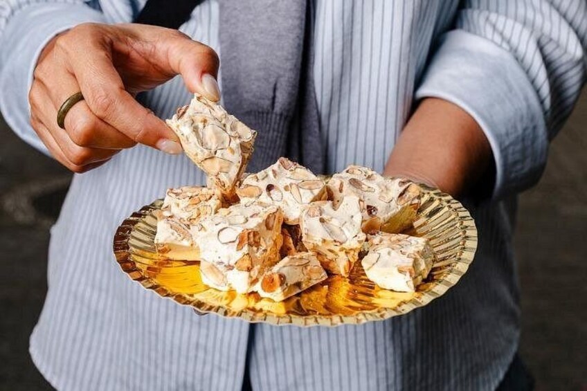 Una persona che tiene un piatto con del cibo. 2