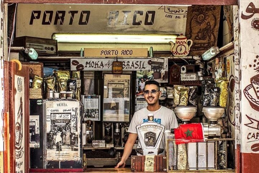 Un chiosco di cibo di strada con insegne per Porto Rico e Moka-Brasil, e un uomo in piedi davanti. 4