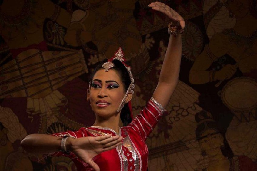 Une personne vêtue d’un costume traditionnel qui danse. 3