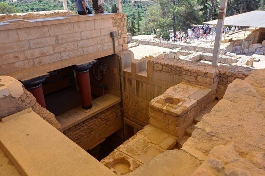 Ruinas antiguas con estructuras de piedra y una zona pavimentada. 2