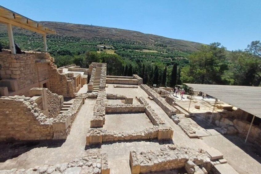 Ruinas antiguas con estructuras de piedra y una colina al fondo. 3