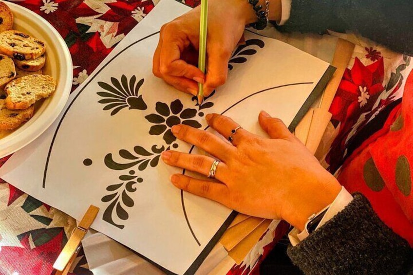 Una persona disegna su un foglio di carta con una matita. 3