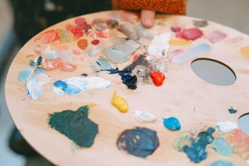 Una tavolozza con diversi colori di pittura. 5