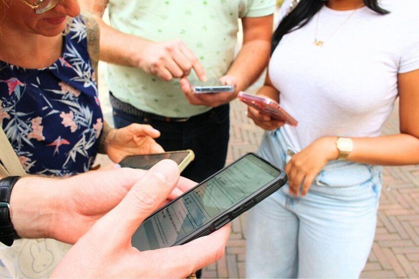 Une personne tenant un smartphone dont l’écran est visible, une autre personne tenant un téléphone et une troisième personne tenant un téléphone à la main. 5