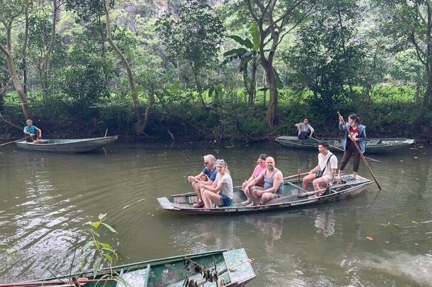 Des personnes se trouvent dans de petits bateaux sur une rivière, entourée d’une végétation luxuriante. 3