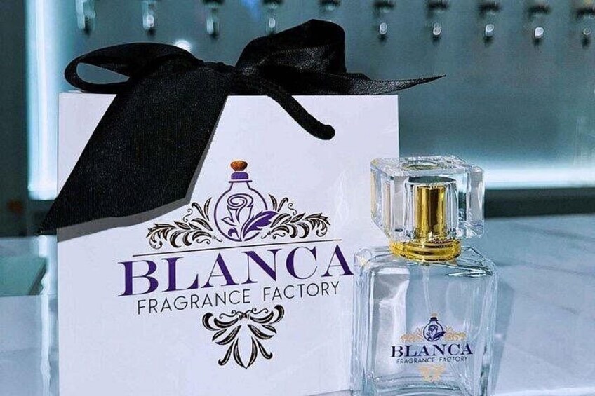 Una botella de perfume y su caja con la etiqueta 'BLANCA Fragrance Factory'. 2
