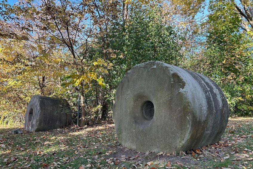 Cilindros de hormigón grandes en un área boscosa. 4