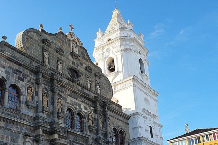 Ein historisches Gebäude mit aufwendigen Steinverzierungen und einem weißen Glockenturm. 5