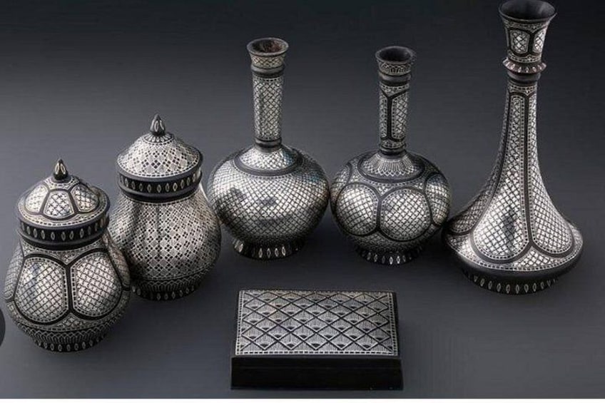 Een verzameling metalen vazen met ingewikkelde patronen. 5