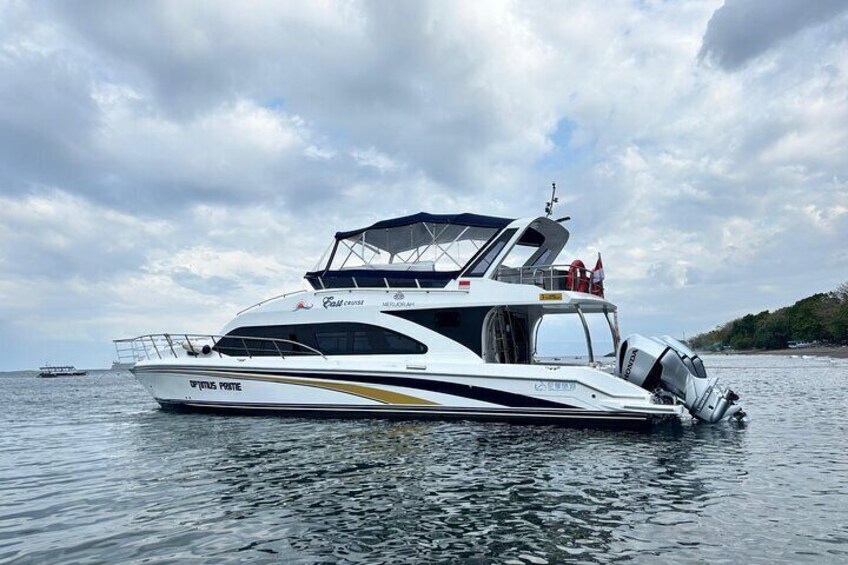 Eine weiße Yacht namens "Evelyn's Pride" auf ruhigem Wasser. 3