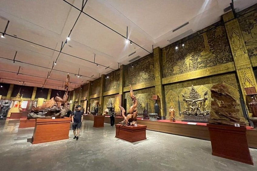 L’intérieur d’un musée, avec de grandes statues et des sculptures complexes ornant les murs. 2