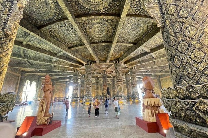 L’intérieur d’un temple richement décoré, orné de sculptures et de statues complexes. 3