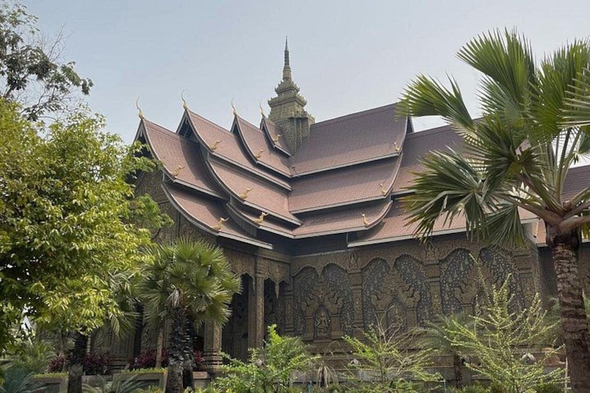 Un temple traditionnel à l’architecture riche et élaborée, avec des toits à plusieurs niveaux et des sculptures complexes. 4