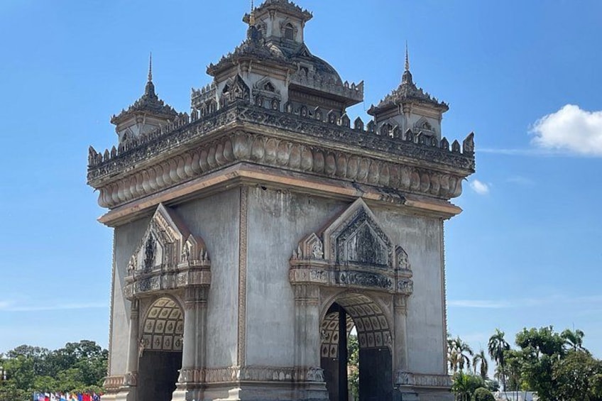 Un vaste temple richement décoré, doté de plusieurs niveaux et de sculptures complexes. 5