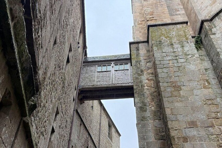 Un puente de piedra que une dos edificios. 3