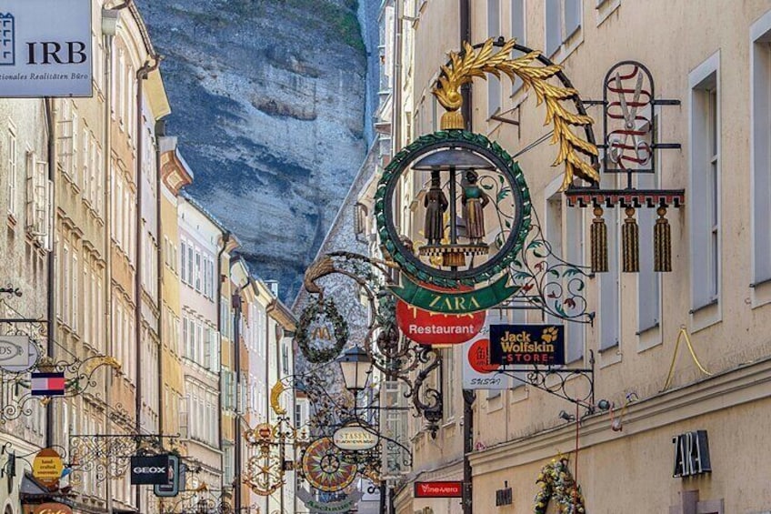 A street with various signs, including a Zara restaurant and a Jack Wolfskin store. 4